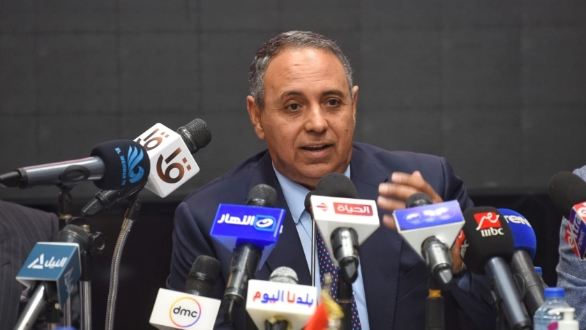 النائب تيسير مطر خلال اجتماع تحالف الأحزاب المصرية