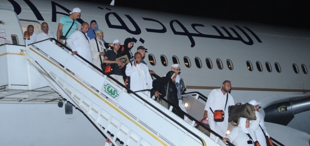 بعثة حج أسر الشهداء خلال وصولها مطار القاهرة