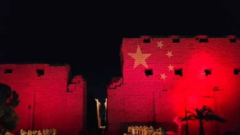 اضاءة معالم مصر الاثرية بعلم الصين