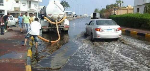 سيارات لنزح مياه الأمطار من شوارع مدينة مرسى مطروح