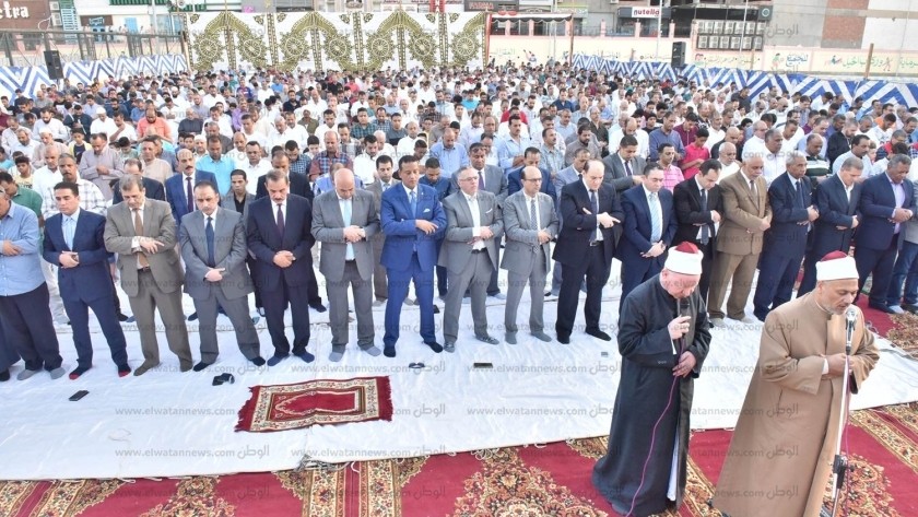 محافظ أسيوط يشارك المواطنين صلاة عيد الأضحى المبارك بساحة أرض الملاعب
