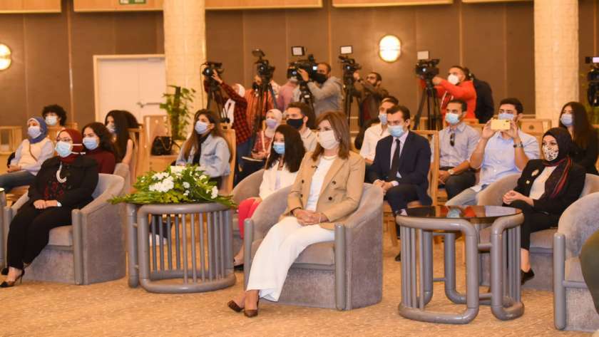 السفيرة نبيلة مكرم وزيرة الهجرة اثناء استماعها لاقتراحات شباب الدارسين في الخارج