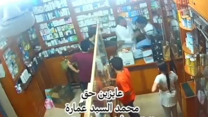 علقة موت من تاجر لعامل بصيدلية بسبب "الفكة": "كسر مناخيره وأسنانه"