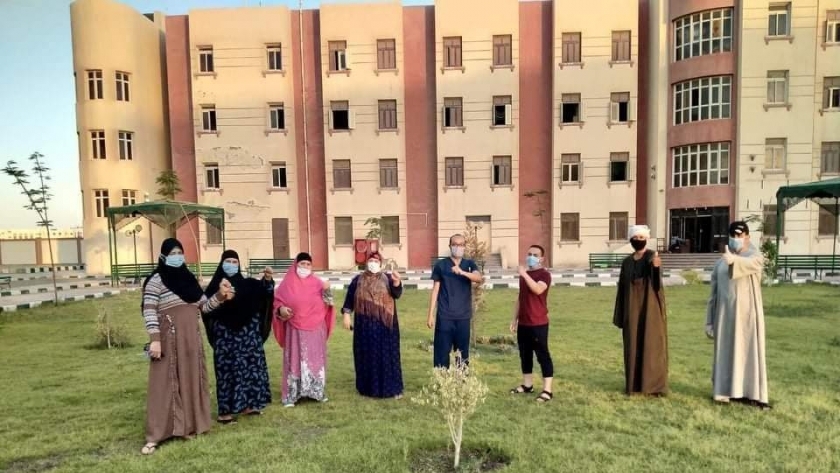 عدد من المتعافين يغادرون مستشفى العزل بمدينة بنى سويف الجامعية