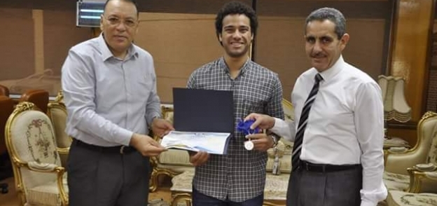 رئيس جامعة القناة يكرم البطل علاء عبد العزيز بطل العالم فى سباحة الزعانف.