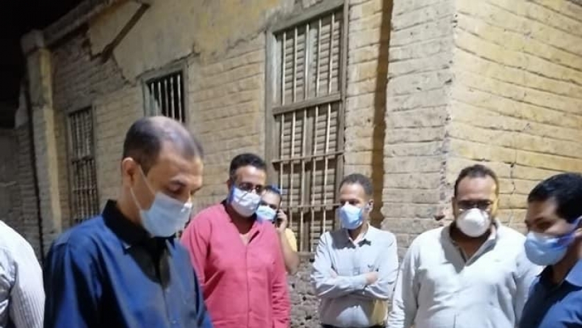 جولة وكيل وزارة الصحة بالأقصر بقرية الرياينة عقب تطبيق الحجر الصحي لمنازلها