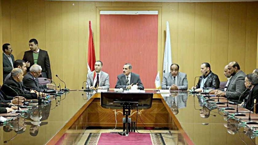 محافظ كفر الشيخ يشهد تسليم 12 عقد تقنين أراضي أملاك الدولة للمستفيدين