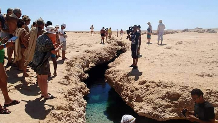 السياح يشاهدون شق الزلزال بمحمية رأس محمد- أرشيفية
