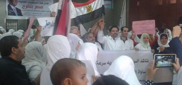 وقفة احتجاجية لأطباء التأمين الصحي بمستشفى المبرة في المحلة