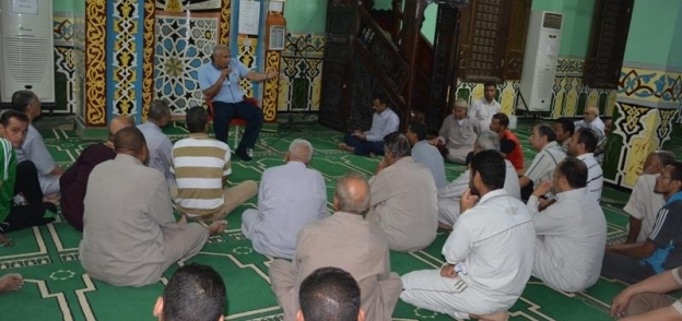 الزملوط مع المواطنين بالمسجد