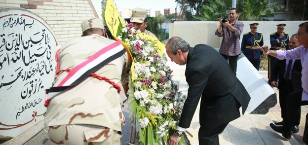 محافظ كفر الشيخ يضع اكليل الزهور على قبر الجندى المجهول احتفالأً بأكتوبر