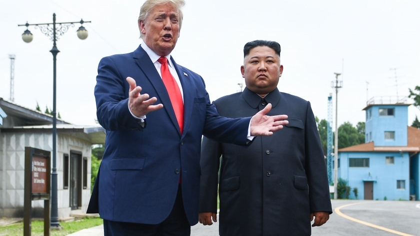ترامب وزعيم كوريا الشمالية فى لقاء سابق