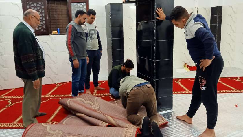 الشباب المتطوع يشارك في فرش مسجد