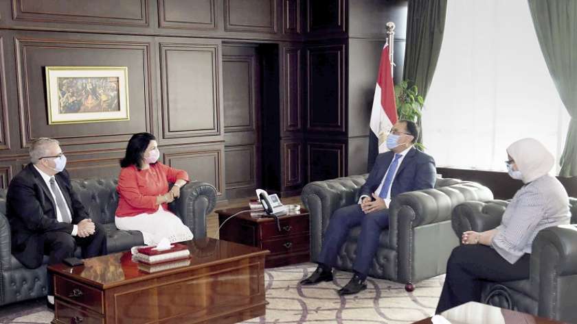 رئيس الوزراء خلال اجتماعه وممثل منظمة الصحة العالمية فى مصر