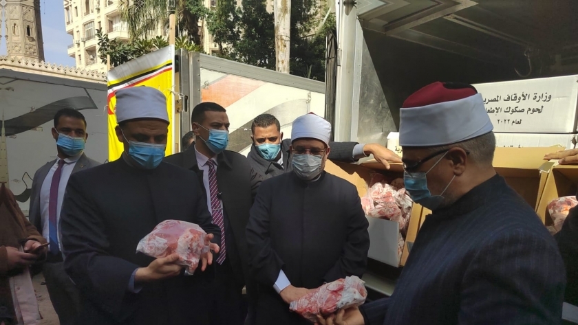 وزير الأوقاف مع بداية توزيع صكوك الإطعام