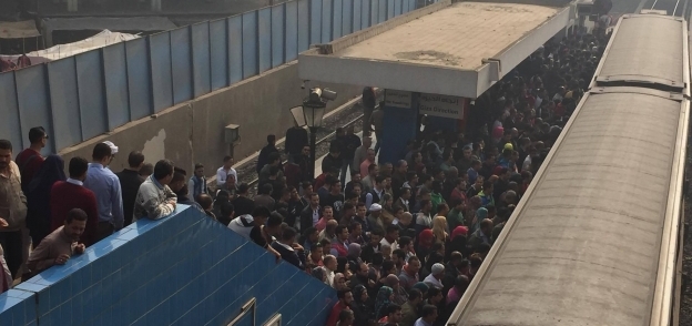 بالصور| تكدس مئات الركاب في محطة مترو شبرا