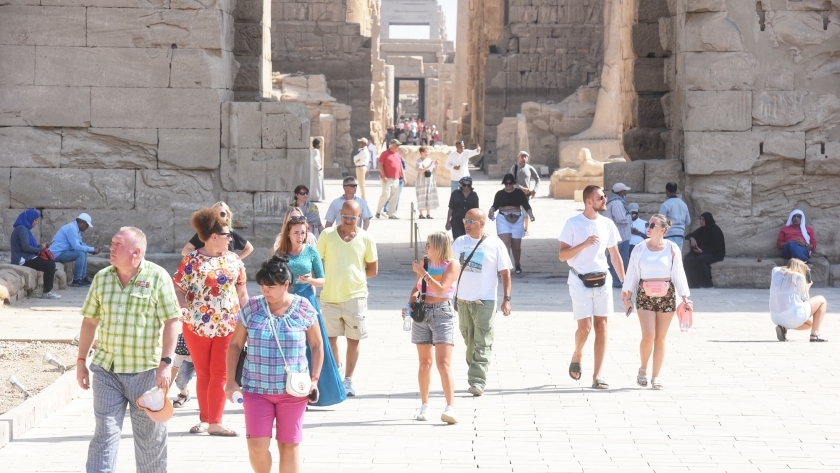 سياح أجانب خلال تواجدهم بمعبد الكرنك "أرشيفية"