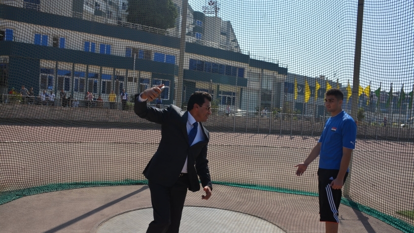 وزير الرياضة أثناء حركة رمي القرص في بطولة ذوي الهمم بالمركز الأولمبي بالمعادي