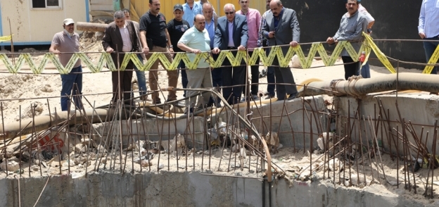 اللواء أحمد راشد محافظ الجيزة خلال متابعة مشروعات الصرف الصحي"ارشيف"
