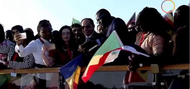 شباب أفارقة يلتقطون "سيلفي" مع الرئيس السيسي