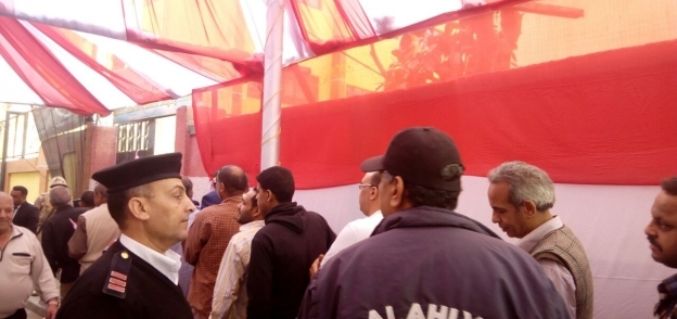 الناخبون يحتشدون أمام مدرسة مصطفی کامل بمنطقة الأزبکیة