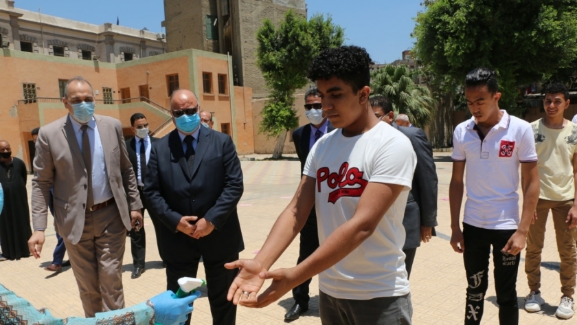 محافظ القاهرة يتابع نموذج محاكاة للاجراءات الاحترازية داخل لجان الثانوية