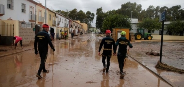الدفاع المدني الاسباني يفحصون شارعا يوم الاحد بعد أمطار جنوب اسبانيا