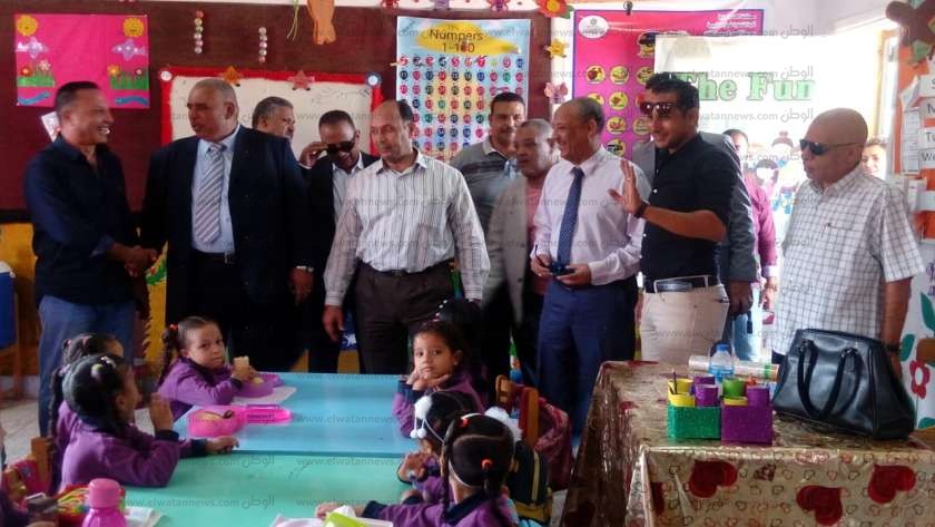 رئيس مدينة القنطرة شرق يتفقد عدد من المدارس ويشدد على نظافة دورات المياه والالتزام بتعليمات الإدارة.