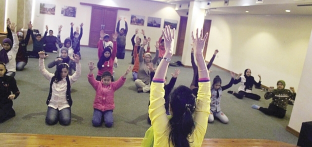 الأطفال أثناء ممارسة «اليوجا»