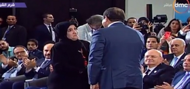 الرئيس السيسي خلال تحية والدة الراحل عبد الوهاب