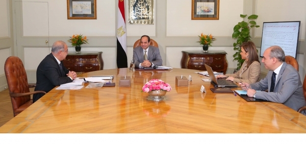 الرئيس عبد الفتاح السيسى مع شريف اسماعيل ود.سحر نصر