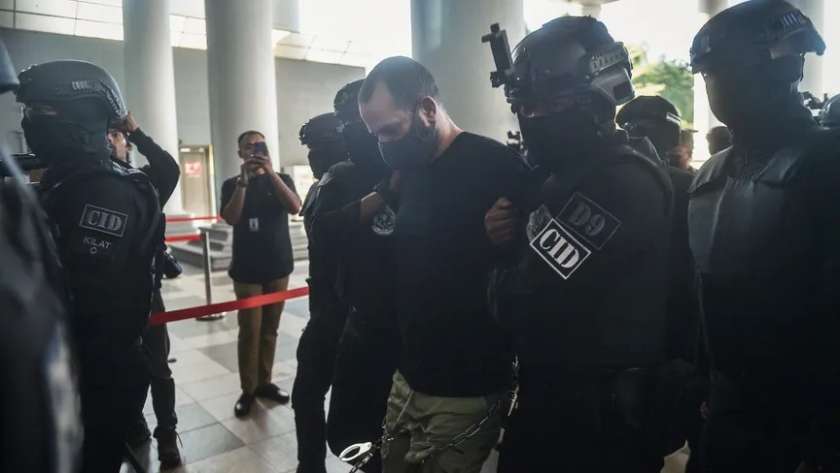 لحظة اعتقال الشرطة الماليزية للإسرائيلي شالوم أفيتان