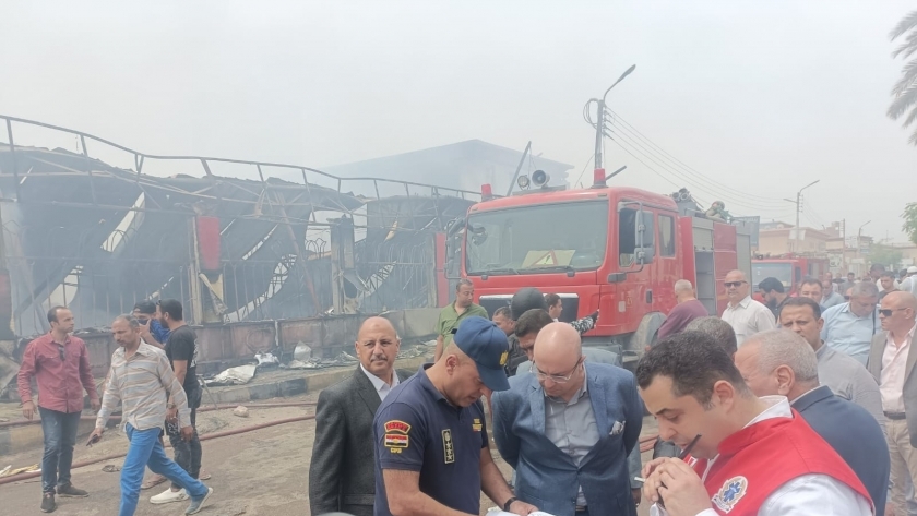 محافظ بني سويف يتابع أعمال إخماد حريق معرض تجاري