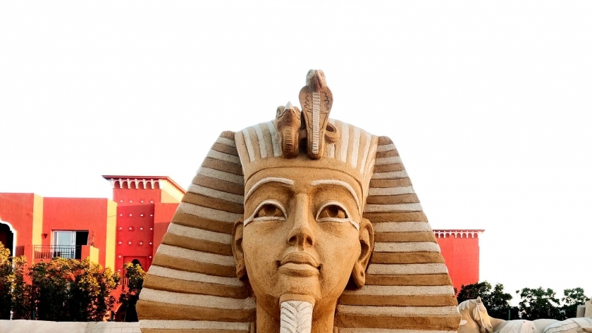 نحت تمثال توت عنخ أمون بمتحف الرمال