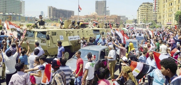 الشعب والجيش «إيد واحدة» فى ميدان التحرير احتفالاً بالقناة الجديدة