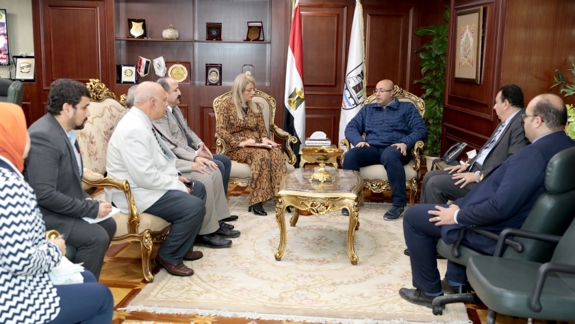 محافظ بني سويف يبحث التعاون مع رئيس الغرفة التجارية المصرية الرومانية 