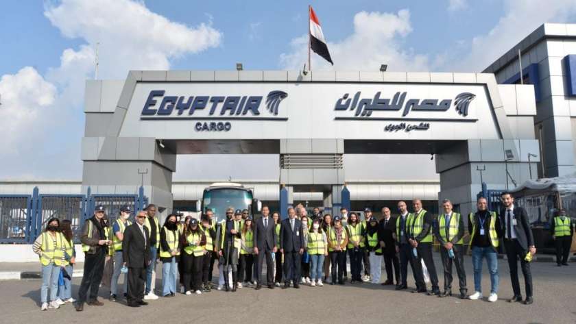 «مصر للطيران» تستضيف 40 من طلبة الدراسات العليا بجامعة السوربون (صور)
