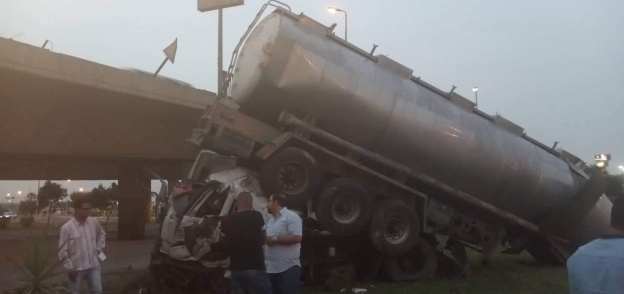 سقوط سيارة نقل ثقيل من أعلى كوبري على طريق "القاهرة – الإسماعيلية"