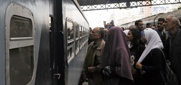 تكدس المواطنين بمحطة مصر فى الإسكندرية