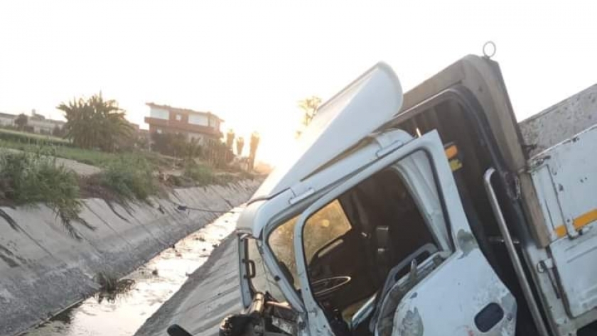 حادث تصادم سيارة نقل على طريق أسيوط الغربي