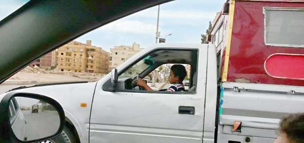 الطفل عبدالرحمن أثناء قيادته السيارة الربع نقل