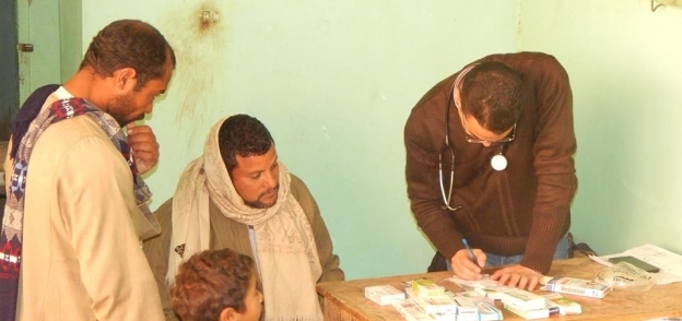 بالصور| فريق "وسارعوا" ينظم قافلة طبية في قرية "بوق" بأسيوط