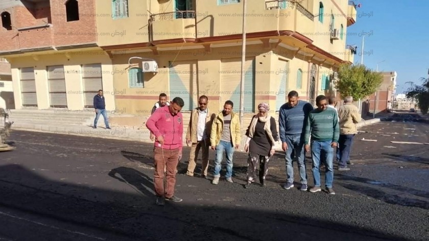 هدى المغربي رئيس مدينة سفاجا  تتفقد أعمال الرصف بالشوارع