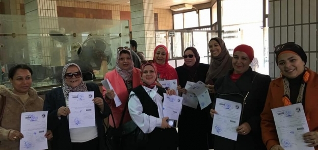 عضوات "قومي المرأة" ببني سويف يحررن توكيلات تأييد للسيسي