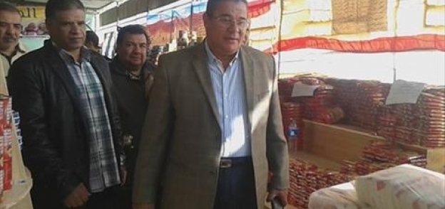 بالصور| رئيس مجلس مدينة سمنود يتفقد منافذ بيع السلع المخفضة للمواطنين
