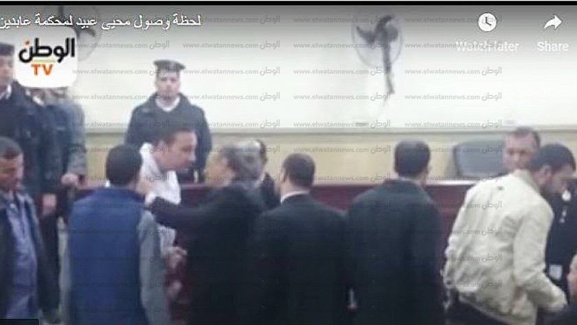 شطا يصافح النقيب البلطجي عقب وصوله للمحكمة