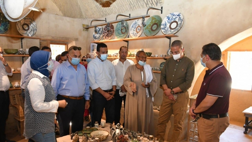 محافظ الفيوم ورئيس تنشيط السياحة يتفقدان مدرسة الخزف والفخار بـ "تونس"