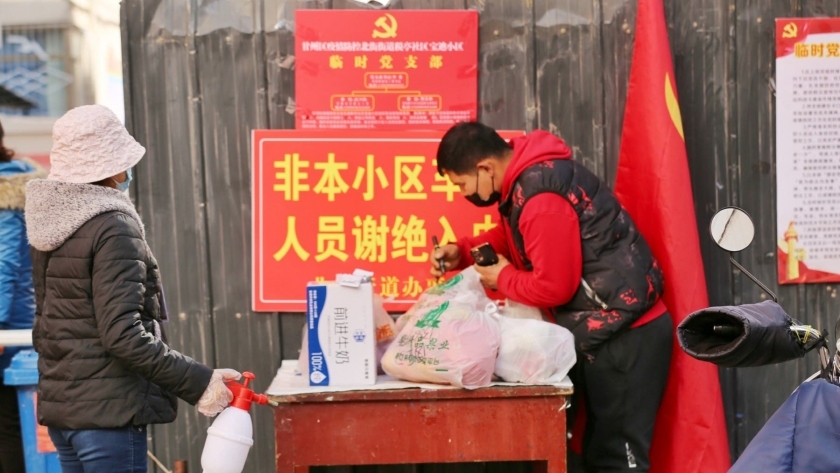 مواطن صيني يخزن سلعا غذائية
