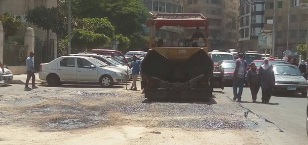 "حي شرق بالإسكندرية" يستكمل أعمال تمهيد الطرق