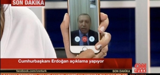 أردوغان متحدثا إلى شعبه عبر "فيس تايم"